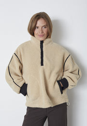 model wearing MadinCC Fleece Anorak in sand 