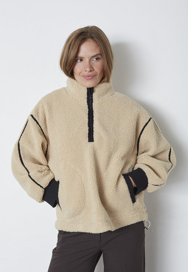 model wearing MadinCC Fleece Anorak in sand 
