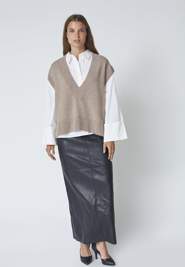 model wearing MajaCC V-Knit Vest in Latte