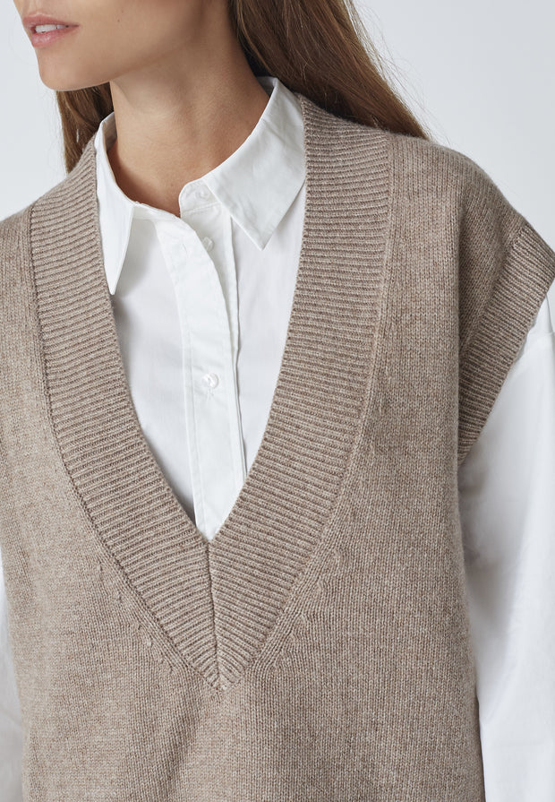 v-neck detail of the MajaCC V-Knit Vest