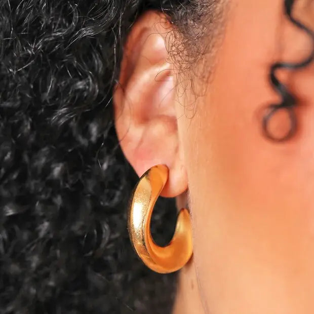 E111 Stainless Steel Chunky Fluid Hoop Earrings in Gold