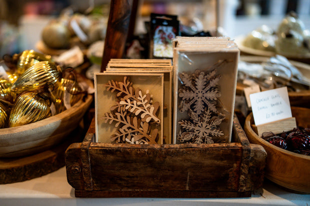 WOODEN MISTLETOE LEAF DECORATIONS