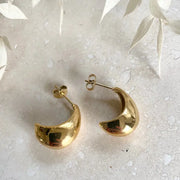 Little Nell gold droplet earrings.