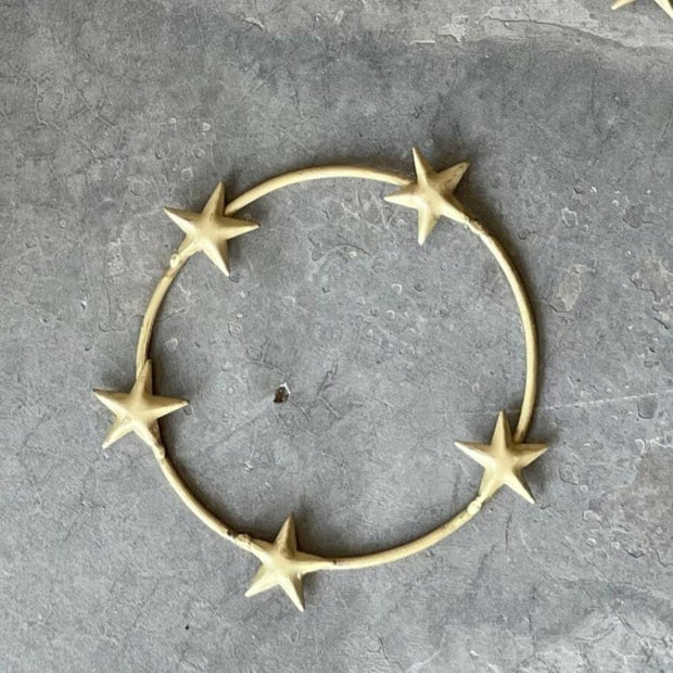 smal gold metal star wreath