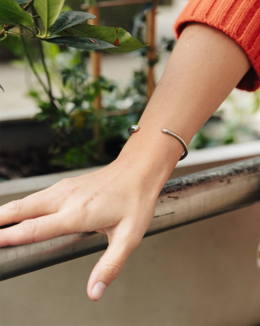 B058 Silver Bold Fluid Bangle