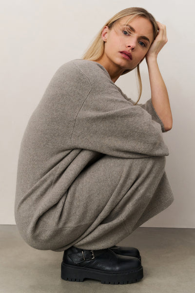 model wearing Knitted V-neck dress with short sleeves