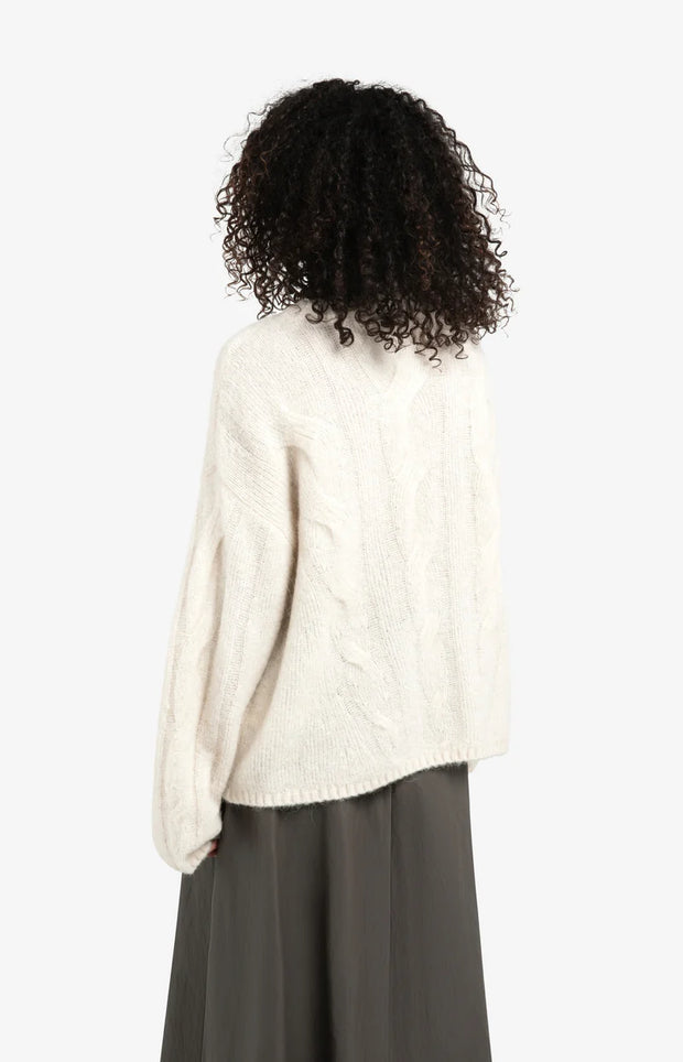 Soft cable knit sweater with round neck and long sleeves