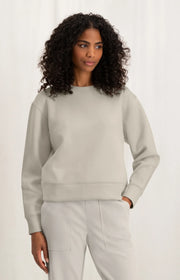 This sweatshirt is crafted in a relaxed fit and features a round neck, long sleeves and dropped shoulder seams. It its detailed with seam shapes that create playful lines. Light grey 
