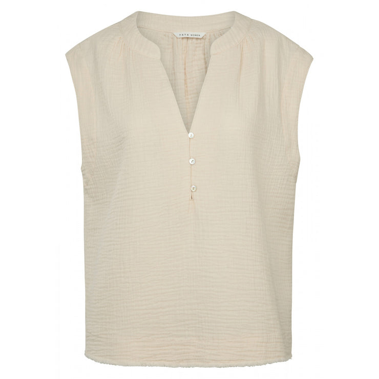 Sleeveles top wtih v neck buttons in a woven structure, in sand
